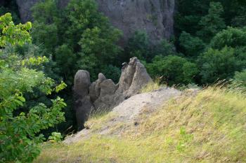 Veliš - těžbou čediče vznikly zajímavé geologické útvary (© Pavel Jarý, 22.06.2008)