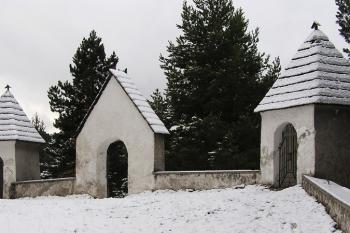zastavení křížové cesty a jeden ze vstupů do areálu Kalvárie ( © Jan P. Štěpánek 11/2007)