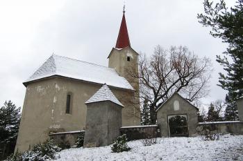 kostel sv Kříže, zastavení křížové cesty a jeden ze vstupů do areálu Kalvárie pod hradem Zniev ( © Jan P. Štěpánek 11/2007)