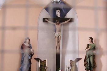 hlavní oltář kostela sv. Kříže ( © Jan P. Štěpánek 11/2007)