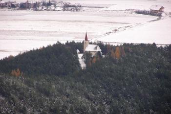 Kalvárie s kostelem sv. Kříže z hradu Zniev ( © Jan P. Štěpánek 11/2007)