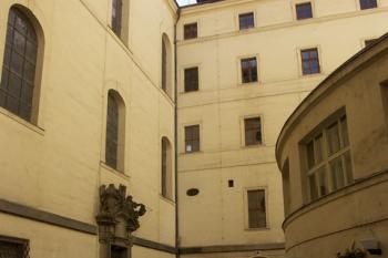 dvůr s moderní vestavbou ( © Milan Caha 11/2007)