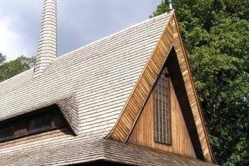 vstupní štít kostela ( © Jan P. Štěpánek 09/2007)