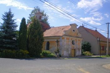 Kupole kruhovité kaple je opatřena střechou s lucernou (© Milan Náplava, 11/2007)