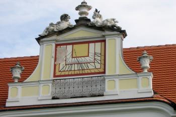 sluneční hodiny nad vchodem vedoucím do parku (© D Dohňanský, 06/2014)