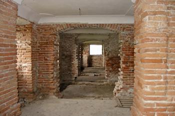 téměř celé přízemí čeká na opravy (© D Dohňanský, 06/2014)