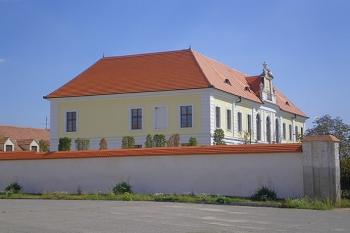 Pohled od areálu bývalého dvora (© Milan Náplava, 11/2007)