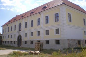 Východní průčelí zámku od čestného dvora s hlavním vchodem opatřeným erbem Dietrichštejnů (© Milan Náplava, 11/2007)