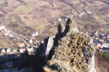 pohled z nejvyššího místa Lednického bradla na jeho pokračování k východu ( © Jan P. Štěpánek 02/2008)