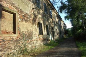 hlavní budova zámku z venkovní strany ( © Milan Caha 06/2007)