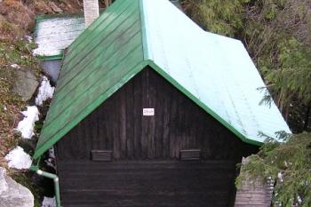 chata Tatranka doslova přilepená na skály ( © Jan P. Štěpánek 02/2008)