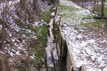 pozůstatky plavebního kanálu v jižní části Pržna ( © Jan P. Štěpánek 11/2007)