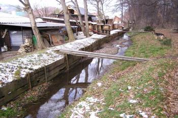 pozůstatky plavebního kanálu dnes tvoří ohraničení východní zástavby obce ( © Jan P. Štěpánek 11/2007)