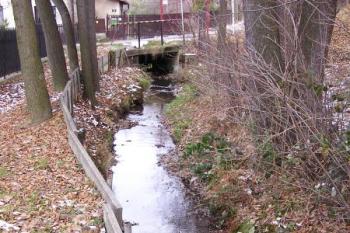 pozůstatky plavebního kanálu dnes tvoří ohraničení východní zástavby obce ( © Jan P. Štěpánek 11/2007)