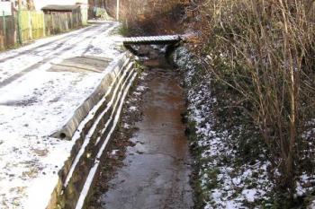 pozůstatky plavebního kanálu v severní části obce ( © Jan P. Štěpánek 11/2007)