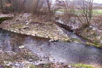 soutok bývalého plavebního kanálu (vpravo) a Bystrého potoka (vlevo) ( © Jan P. Štěpánek 11/2007)
