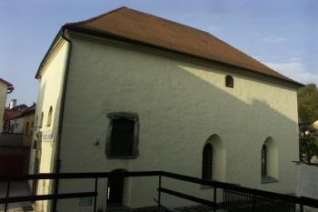 pohled z místa kde stávala Malá synagoga ( © Milan Caha 11/2007)