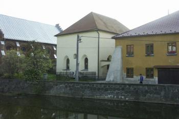 zadní - východní - průčelí přes Oslavu ( © Milan Caha 11/2007)