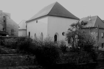 zadní - východní - průčelí přes Oslavu ( © Milan Caha 11/2007)
