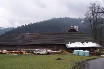 pohled na Karlovské fojtství od severu z údolí Bzové ( © Jan P. Štěpánek 11/2007)
