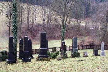 židovský hřbitov ve Velkých Karlovicích ( © Jan P. Štěpánek 11/2007)