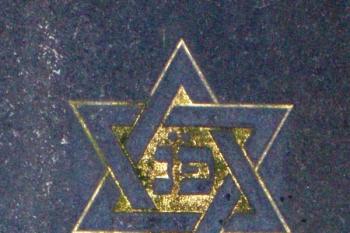 detail Davidovy hvězdy na jednom z náhrobků ( © Jan P. Štěpánek 11/2007)