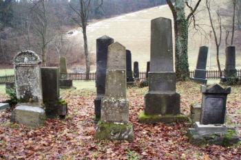 židovský hřbitov ve Velkých Karlovicích ( © Jan P. Štěpánek 11/2007)