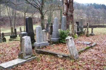 židovský hřbitov ve Velkých Karlovicích ( © Jan P. Štěpánek 11/2007)