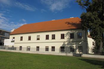 Jižní průčelí budovy ( © Dušan Dohňanský 08/2019)