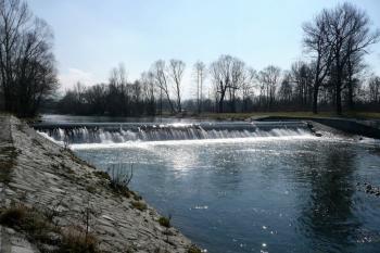 tzv. prženský splav, nad kterým náhon začíná ( © Jan P. Štěpánek 03/2011)