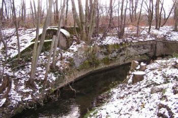 celkový pohled na bývalý počátek náhonu i s torzem betonové konstrukce bývalého stavidla ( © Jan P. Štěpánek 12/2007)