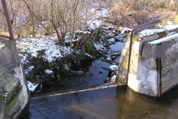 bývalé stavidlo, které ulehčovalo náporu na náhon a odpouštělo vodu do řeky Ostravice ( © Jan P. Štěpánek 12/2007)