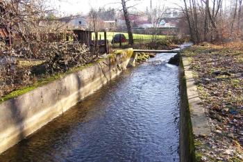 pohled z mostku ke školce k jihovýchodu ( © Jan P. Štěpánek 12/2007)
