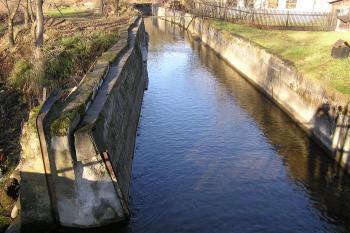 zregulovaný náhon těsně před vstupem do areálu pily Mališ (bývalý mlýn) ( © Jan P. Štěpánek 12/2007)