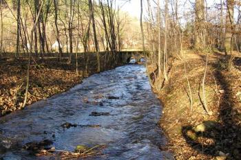 náhon podtéká protipovodňovou hráz a míří do řeky Ostravice ( © Jan P. Štěpánek 12/2007)