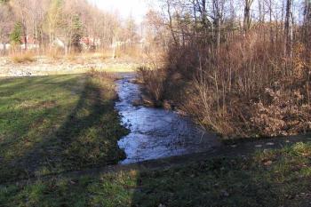 pohled z protipovodňové hráze na soutok náhonu a řeky Ostravice ( © Jan P. Štěpánek 12/2007)