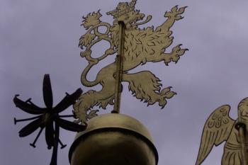 detail výzdoby - makovice a lev ze 17. století ( © Milan Caha 12/2007)