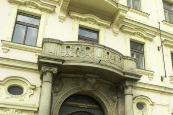 neobarokní portál ( © Milan Caha 11/2007)