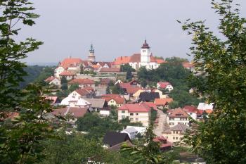 Výrov - pohled z vyhlídky na hradě Výrov na staré Nové Město nad Metují - vlevo zámek (© Ivo Rozehnal, 07/2009)