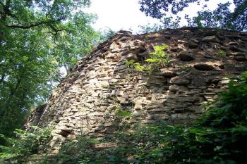 Hrad Výrov, jihovýchodně od města Nové Město nad Metují (© Ivo Rozehnal, 07/2009)
