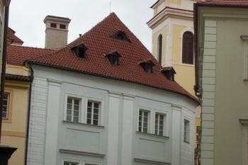 Průčelí do Michalské ulice - renesanční s klasicistními úpravami ( © Milan Caha 01/2008)