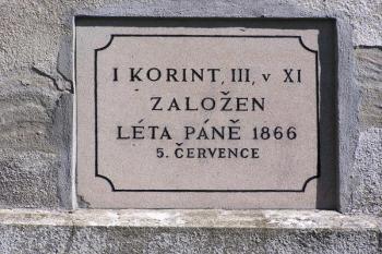 základní kámen osazený ve zdi kostela ( © Jan P. Štěpánek 10/2007)