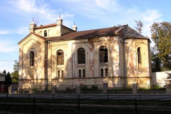 synagoga od zámku ( © Jan P. Štěpánek 10/2007)