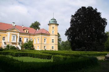 Zámek z francouzské zahrady ( © Ivan Grisa 06/2009)