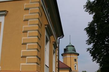 Jižní průčelí ze silnice ( © Ivan Grisa 06/2009)