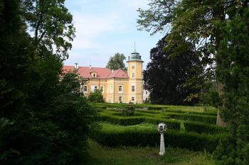 Zámek od brány do parku ( © Ivan Grisa 06/2009)