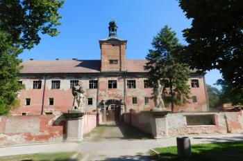 vstupní průčelí zámku (© Milan Caha 09/2020)