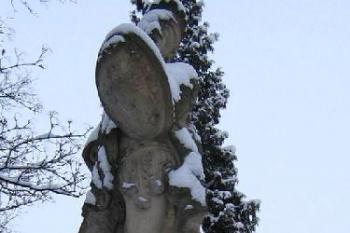 Socha před hlavním vchodem ( © Pavel Vítek 01/2006)