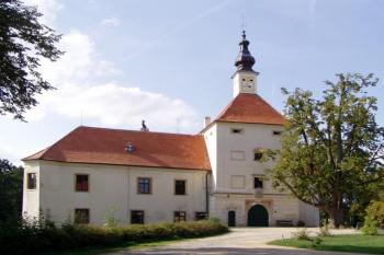 Průčelí zámku (© Marek Pouzar, 8/2007)