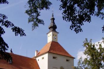 Vstupní věž z parku (© Marek Pouzar, 8/2007)